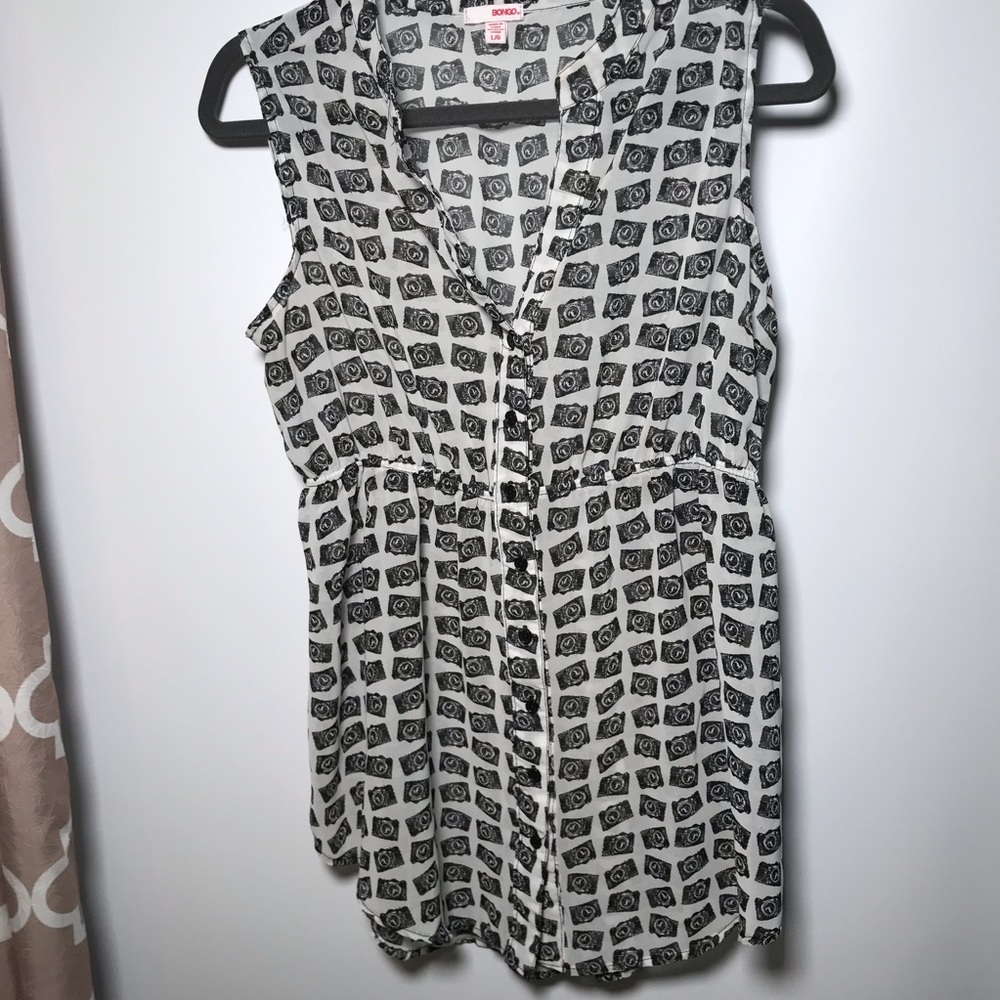 🦄Bongo camera print sleeveless blouse size L